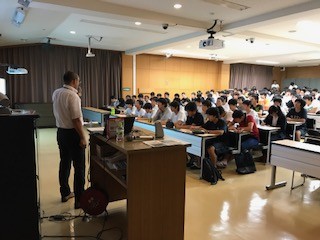 「工学基礎」の講演会を開催しました.